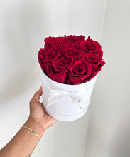 Load image into Gallery viewer, 8 Infinity Rose Box (Red)