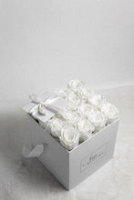 Load image into Gallery viewer, 16 Infinity Rose Box
