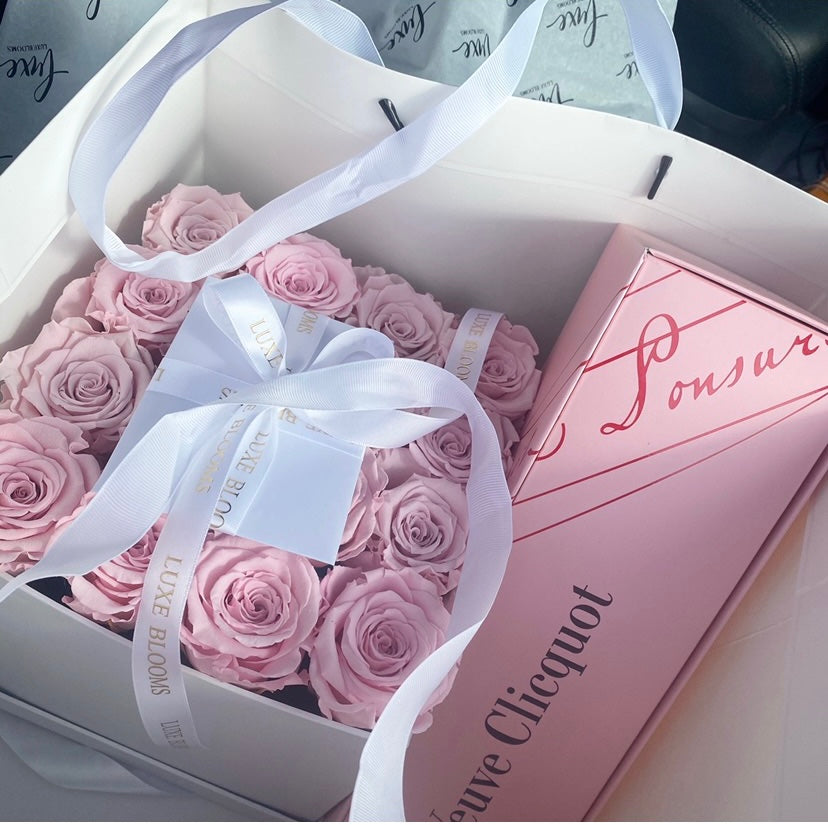 16 Infinity Roses (Pink)